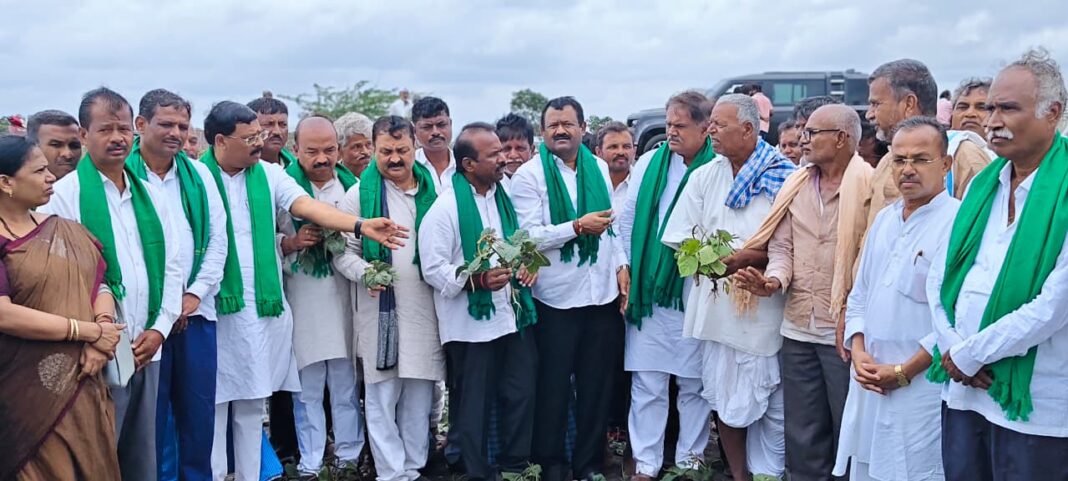 ನವಲಗುಂದ ಕ್ಷೇತ್ರದಲ್ಲಿ ಬಿಜೆಪಿ ಬರ ಅಧ್ಯಯನ ತಂಡದ ಸ್ಥಳ ಪರಿಶೀಲನೆ-ಮಾಜಿ ಸಚಿವ ಶಂಕರ ಪಾಟೀಲಮುನೇನಕೊಪ್ಪ ಸಾಥ್